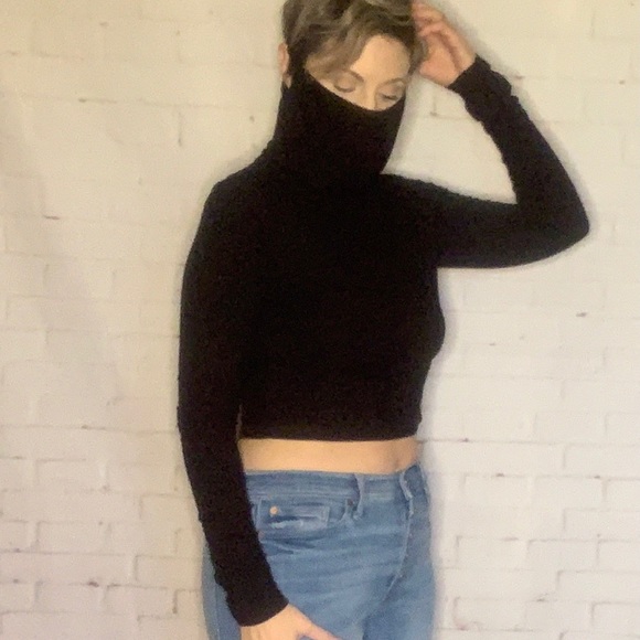 HOST PICK mask/cowl neck crop top - Picture 6 of 13
